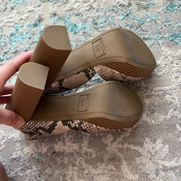 Elegant Snakeskin Patterned Heels - Picture 4 of 5